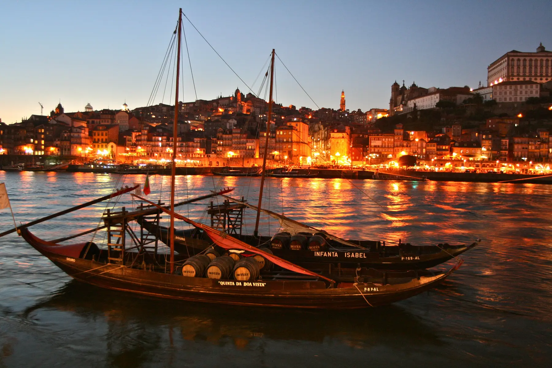 Barcos rabelos sur le Douro devant Porto