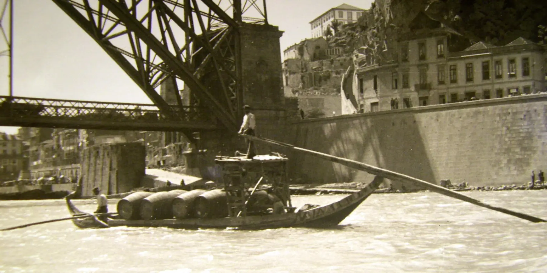 Barco rabelo sous le pont Dom-Luís I
