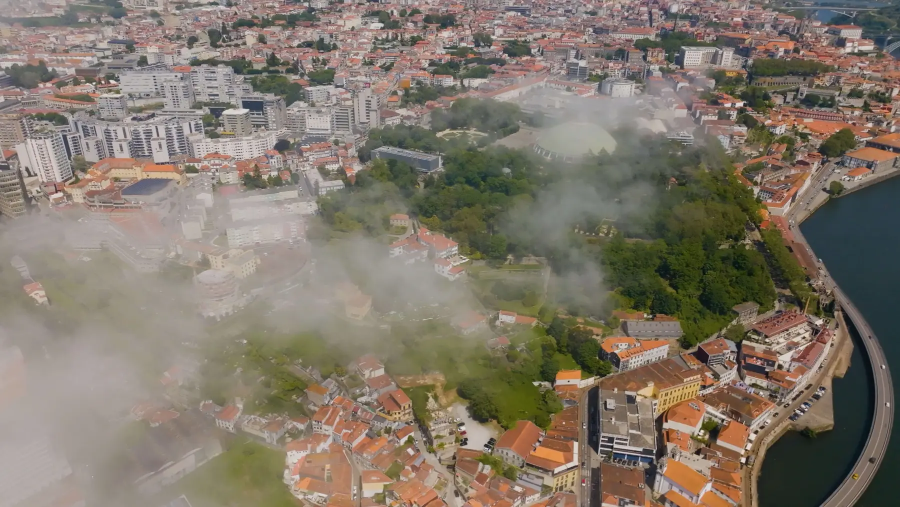 Vue aérienne des jardins et du centre de Porto